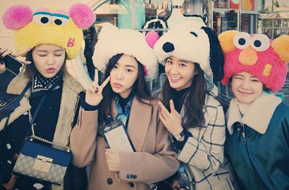 Sambut Natal, Tiffany cs Pamer Pose Unyu Sama Minion dan Pakai Topi Santa