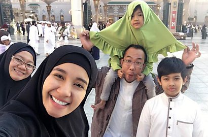 Unggah Foto Lagi Umroh, Penampilan Syari Laudya Cynthia Bella Tuai Pujian