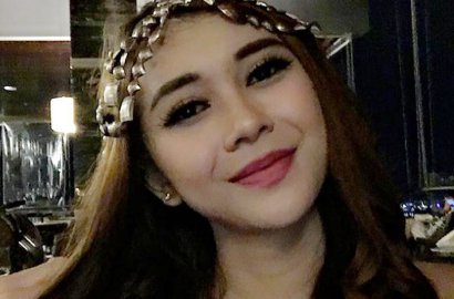 Bukan Glenn Fredly, Ini Pria yang Digandeng Aura Kasih di Pernikahan Nabila Syakieb