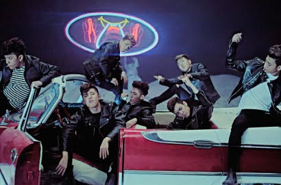 iKON Gila-Gilaan dan Tawuran Masal di MV 'Dumb & Dumber' dan 'What's Wrong?'