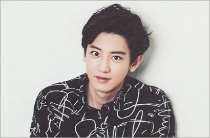 Chanyeol EXO Ketahuan Pandangi Poster Kris, Fans Baper