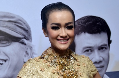 Jomblo, Julia Perez Lampiaskan Rasa Kesepian dengan Peluk Guling