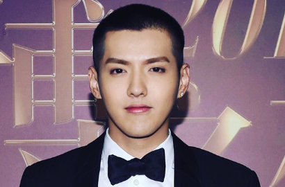 Kris Senang Terima Trofi dari Stephen Chow di Weibo Night Awards 2015
