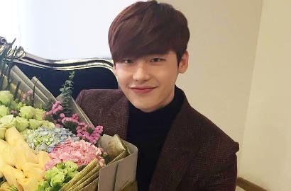 Bikin Kaget, Lee Jong Suk Sapa Fans Lewat Foto-Foto Ganteng dari London