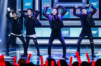 iKON Pakai Merah di Promosi Konser, Fans TVXQ Asal Tiongkok Protes dengan Ini