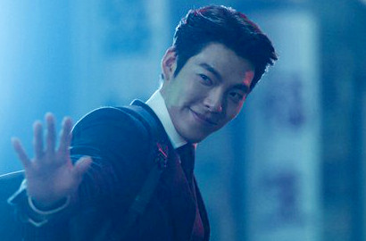 Jadi Pebisnis Hingga Bad Boy, Intip Gaya Kim Woo Bin di Iklan Tas