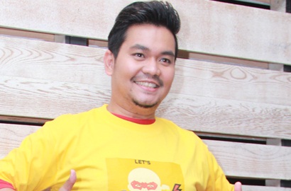 Sempat Like Video Cowok Bugil di Kamar Mandi, Bukti Indra Bekti Gay?