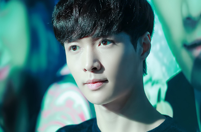 Pulang ke Korea Usai Cedera, Fans Sedih Lihat Lay EXO Duduk di Kursi Roda