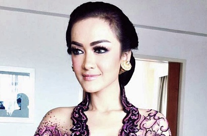 Pacar Baru Julia Perez Pegawai Instansi dan Rajin Sholat?