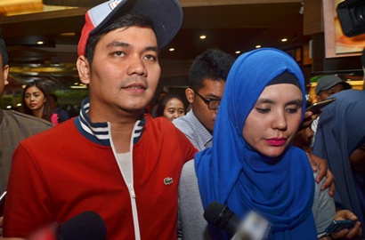 Bantah Rumor Pisah Ranjang, Indra Bekti: Kita Masih Cium-Ciuman Kok