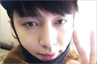 Sudah Membaik Usai Cedera, Lay Selfie Ganteng dan Minta Fans Tak Khawatir