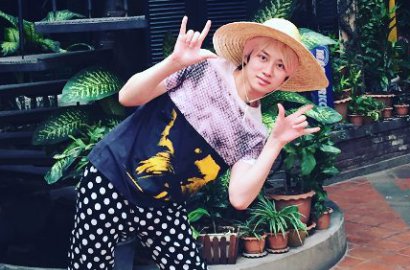 Berguru ke Hani EXID, Intip Kocaknya Aksi Heechul Coba Selfie Pakai Kaki