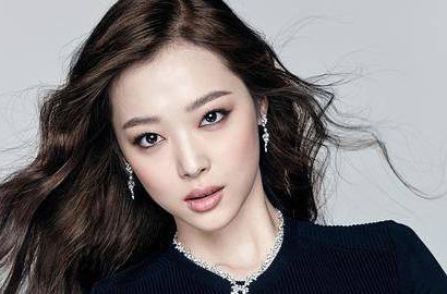 Pose Makin Menggoda, Lagi-Lagi Sulli Eks f(x) Dibilang Mirip Bintang Porno Jepang