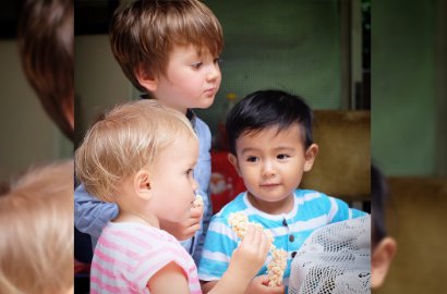 Asyik Makan Rengginang, Si Imut Putra Sharena Dipuji Ala Bintang Korea