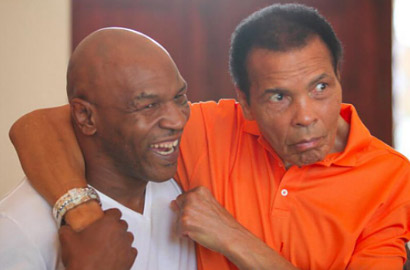 Heboh Foto Mike Tyson dan Muhammad Ali Baca Al-Quran Beredar