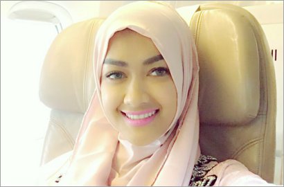 Julia Perez Bakal Berhijab Usai Pulang Umrah?
