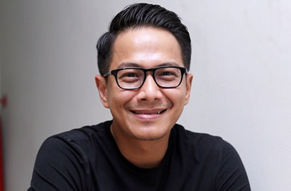 Peringati 10 Tahun Berkarya, Delon Kembali dengan Lagu Cinta Beda Agama