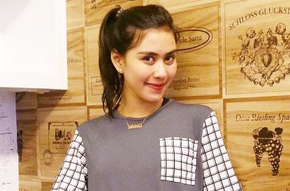 Bukan Juan Christian, Syahnaz Kembali Berpose Mesra dengan Pria Lain