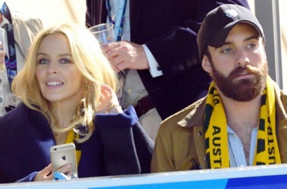 Tak Peduli Jarak Usia, Kylie Minogue Tunangan dengan Pria 19 Lebih Muda