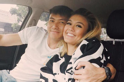 Agnes Monica 'Piknik' Naik Bis Bareng Wijaya Saputra, Mau Kemana?