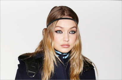 Waduh, Payudara Gigi Hadid Ngintip Saat Tampil di Runway Versace