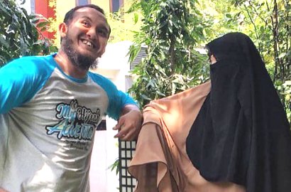 Pakai Topi 'Tolak LGBT', Istri Caisar Diprotes Followers