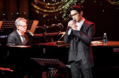 Duet di Konser, Afgan Jelaskan Arti 'Bukan Cinta Biasa' ke David Foster