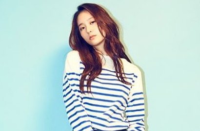 Tampil Chic, Krystal f(x) Pamer Lengan Ramping di Iklan Keds