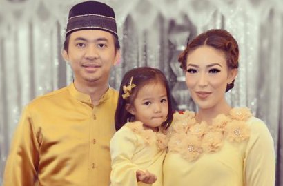 Ayu Dewi dan Suami Rela Dandan Ala Hello Kitty di Ultah Anak