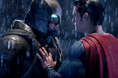 Batman Tendang Superman di TV Spot 'Batman v Superman: Dawn of Justice'