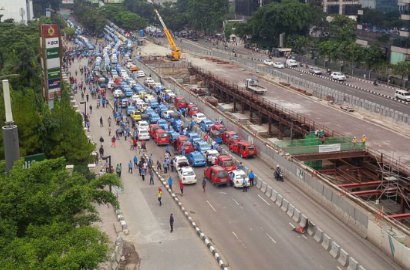 Demo Makin Panas, Sopir Taksi dan Driver Ojek Online Saling Lempar Batu