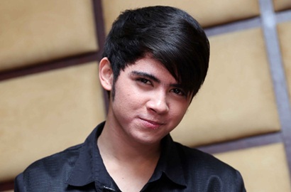 Ada Wanita Buka Baju di Mini Konser, Bagaimana Reaksi Aliando?