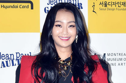 Hyorin Sistar Lari-Lari Datang Telat ke Fashion Show, Netter Malah Salah Fokus ke Paha