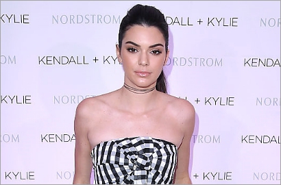 Terjebak di Kerumunan Fans, Bocah Kecil Ini Dapat Pelukan Kendall Jenner