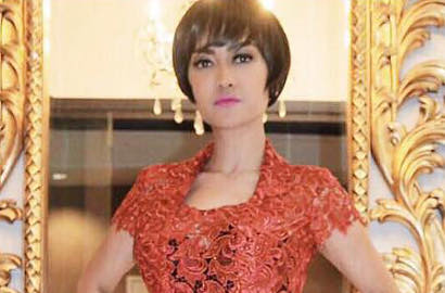 Cerai dengan Gaston, Jupe Pose Pakai Gaun Pengantin Pamer Belahan Dada