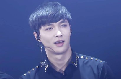 Duh, Gemesnya Lay EXO Malu-Malu Kucing Direkam Banyak Fans di Kereta