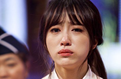 Makan Roti Sambil Nangis Kenang Masa Lalu, Hani EXID Dianggap Lebay