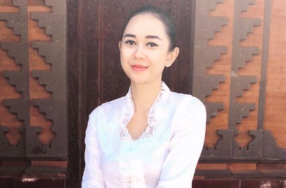 Pajang Foto Berhijab Bareng Kapolri, Aura Kasih Malah Dihujat Netizen