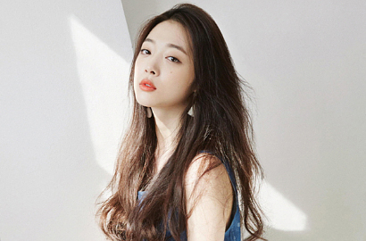 Pakai Make Up Tipis Ala Lolita, Kecantikan Sulli Bikin Salah Fokus