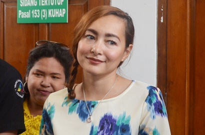 Setelah Mesra dengan Bule, Dewi Rezer Peluk Pria Oriental