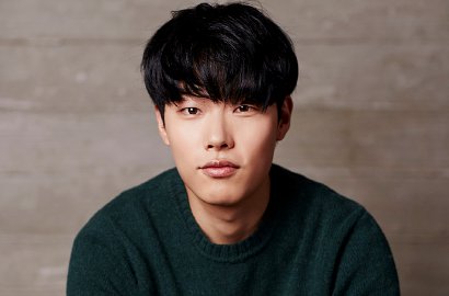 Pose Keren di Majalah, Ryu Jun Yeol Malah Pakai Sandal Jepit
