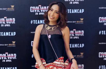 Wawancarai Anthony Mackie dan Sebastian Stan, Ayu Dewi Kenalkan Indonesia Lewat Kalung