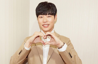 Bocorkan Foto Fanmeeting Pertama, Ryu Jun Yeol Pamer Pose Unyu
