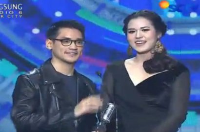 Menang Kolaborasi Paling Ngetop di SMA 2016, Afgan-Raisa Kompak Pakai Hitam
