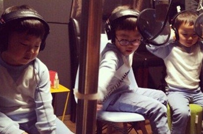 Lucunya Si Kembar Tiga Song Triplet Bergaya Bak Penyanyi di Studio Rekaman