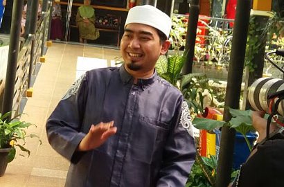 Pengawal Kabur Usai Bikin Marah Warga, Ustadz Solmed Ditolong Ibu-Ibu