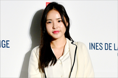 Baju Dianggap Terlalu Minim, Min Hyo Rin Dikritik Netter