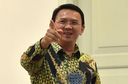 Gubernur DKI Ahok Foto Selfie Bareng Dian Sastro, Netter Bikin Meme Kocak
