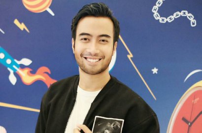 Foto Bareng Darren Criss, Vidi dan Reza Rahadian Adu Ganteng