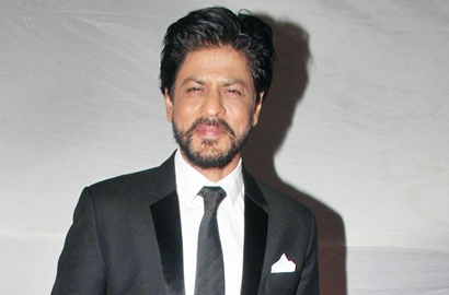 Bikin Iri, Shahrukh Khan Dikelilingi Cewek-Cewek di Atas Tempat Tidur